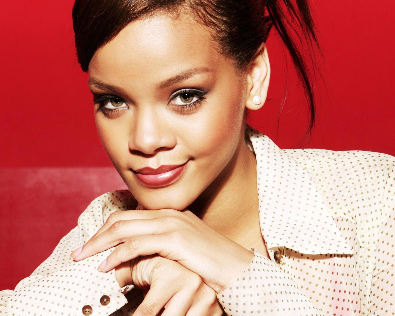 Rihanna в белой рубашке