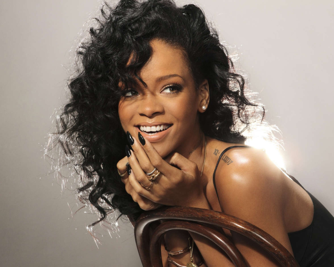  Rihanna смеяться