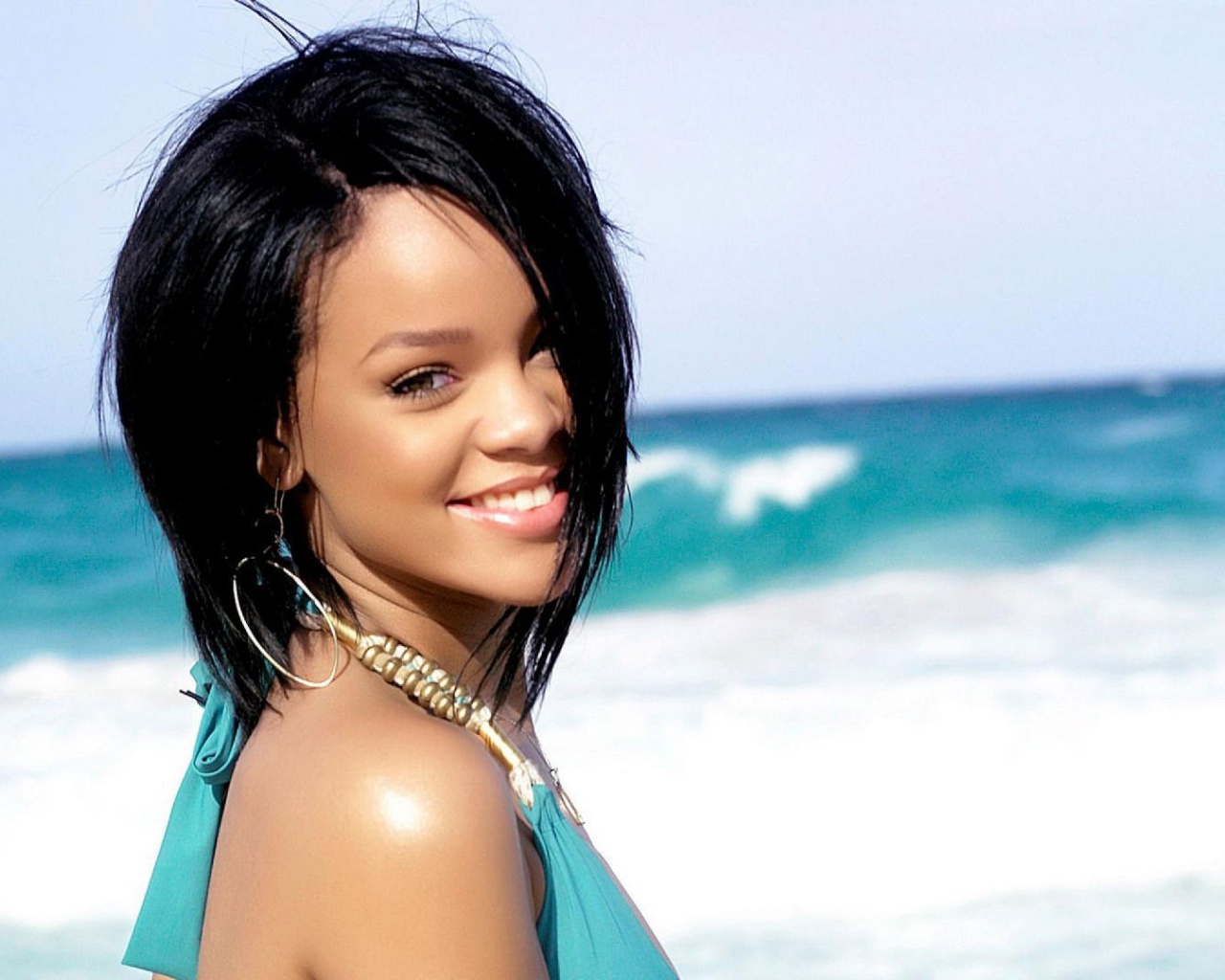 Rihanna на берегу океана