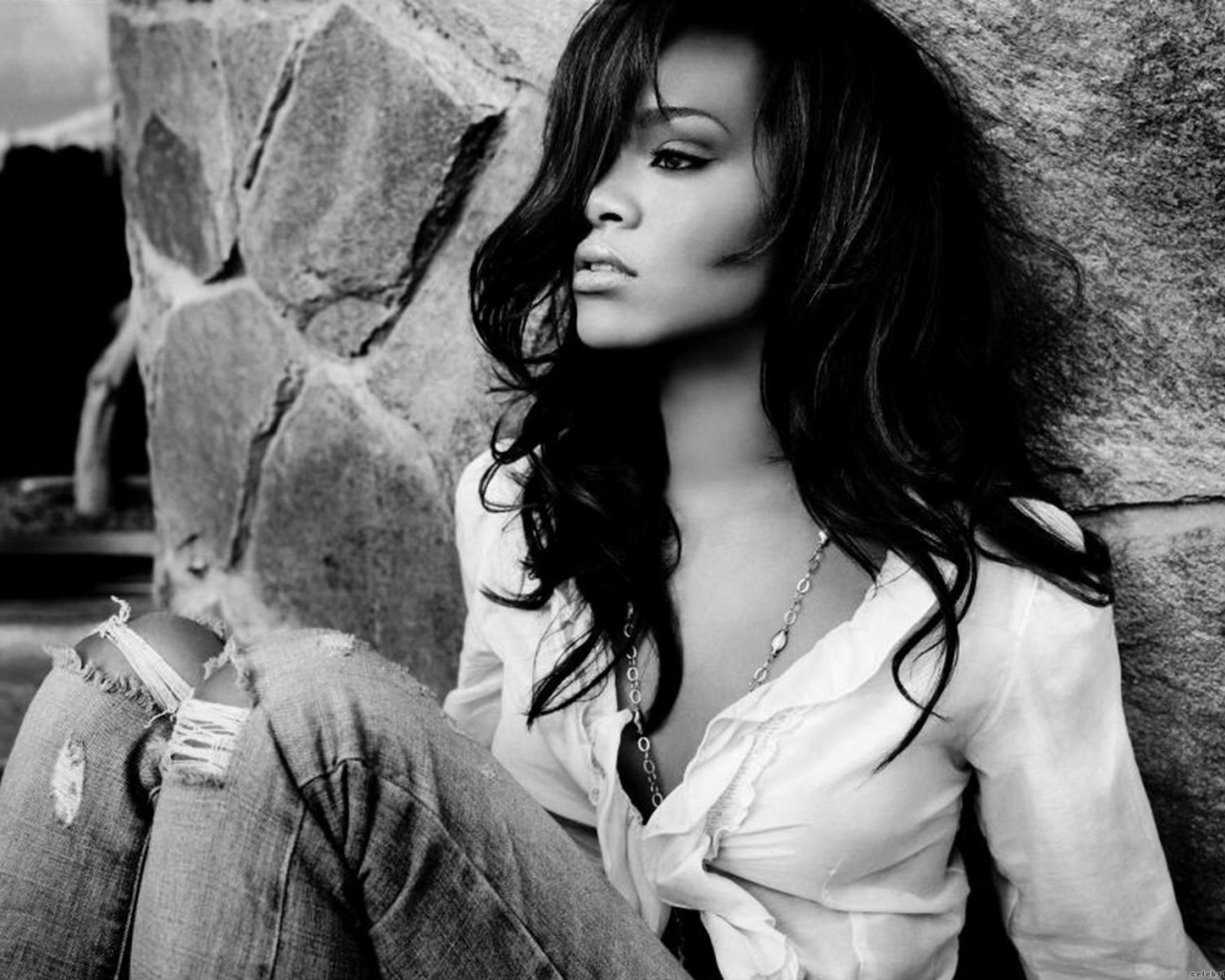 Рианна позирует для новых обоев HD