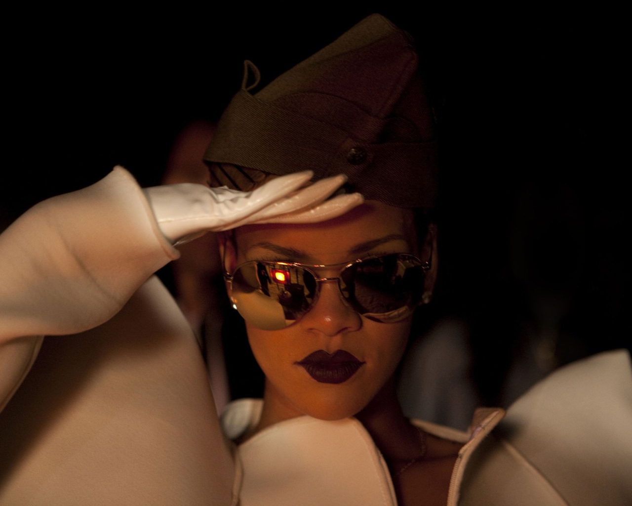 Рианна позирует как солдат