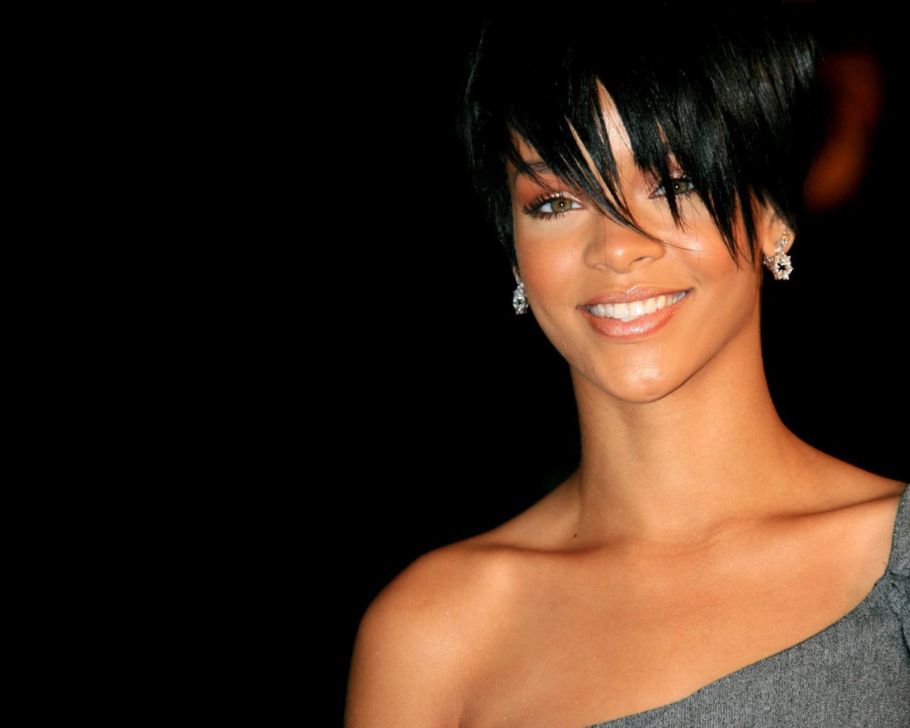  Rihanna с милой улыбкой