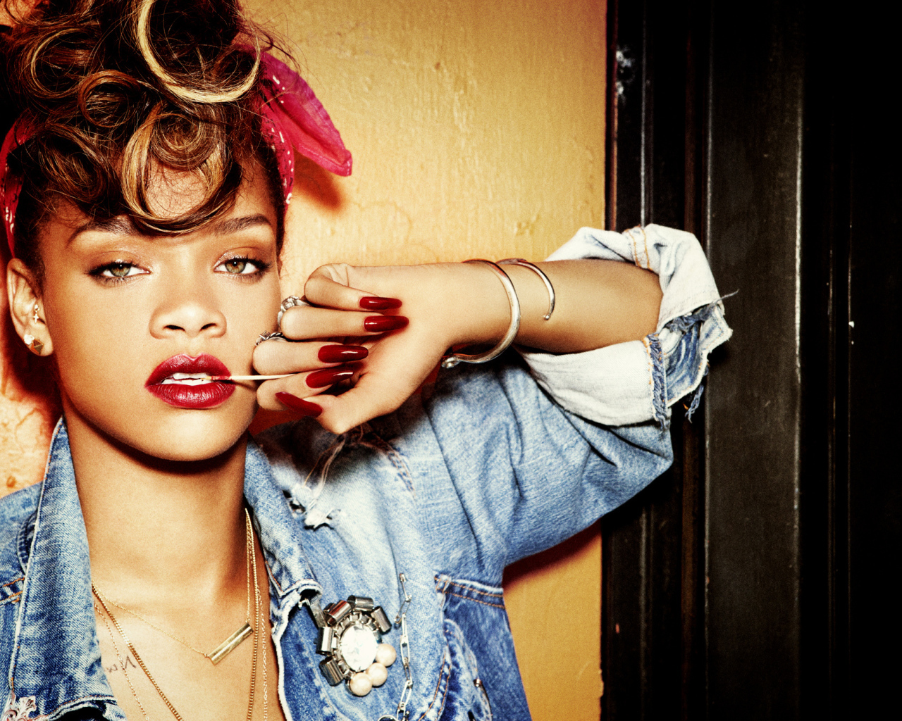 Rihanna с разноцветными волосами