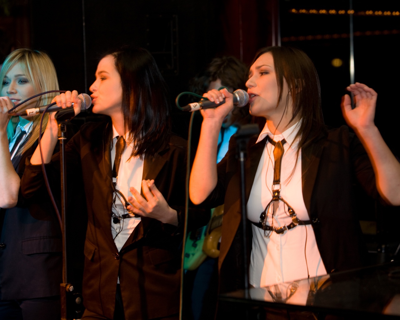 Группа Серебро исполняет песню Mi mi mi