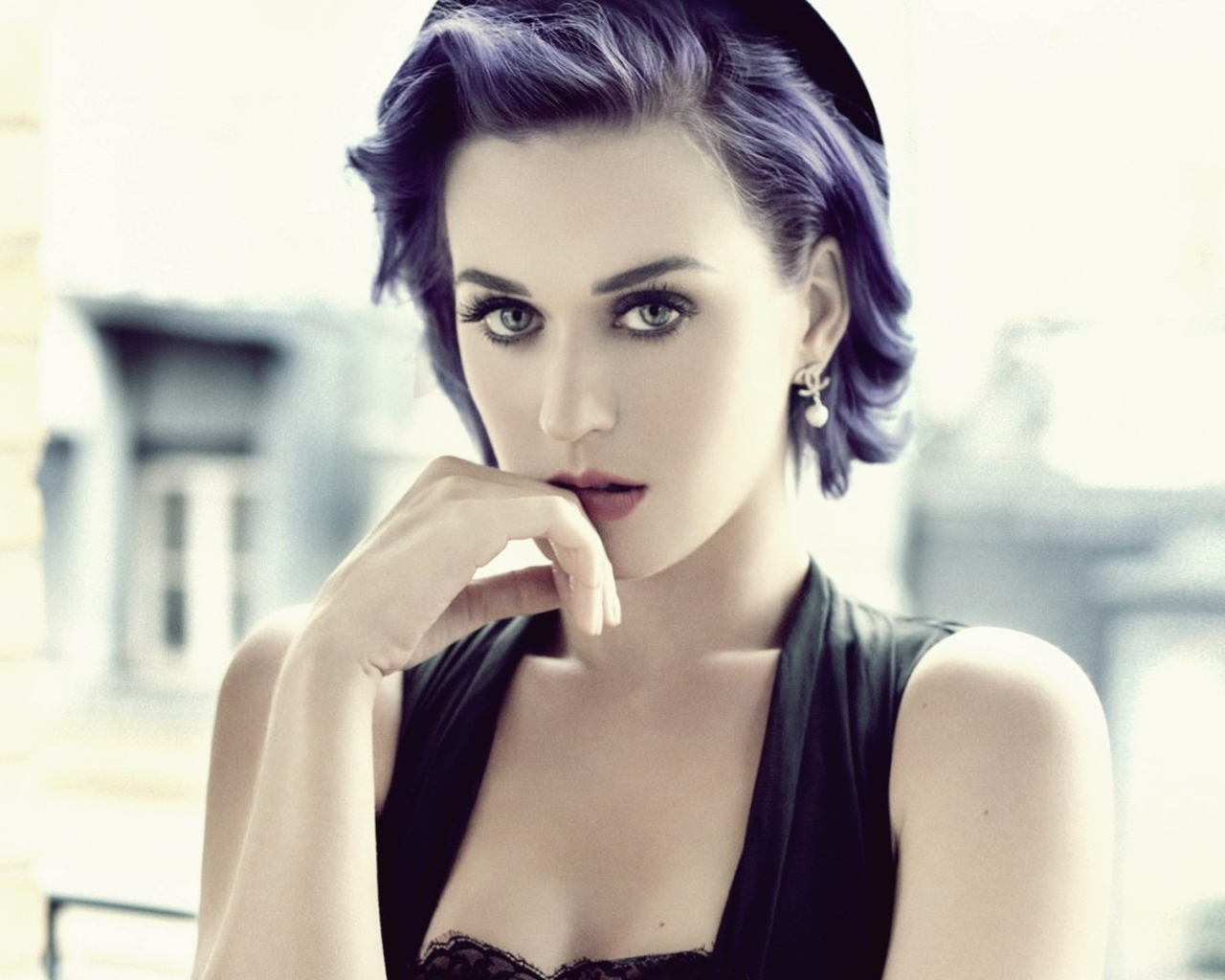 Певица Кэти Перри задумалась