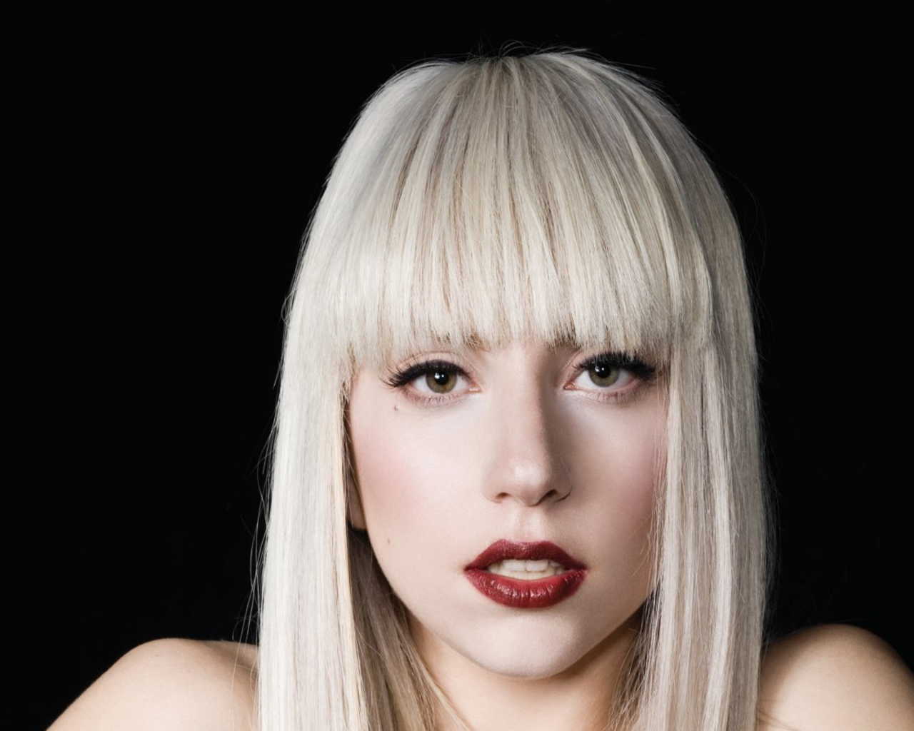 Певица Леди Гага на чёрном фоне