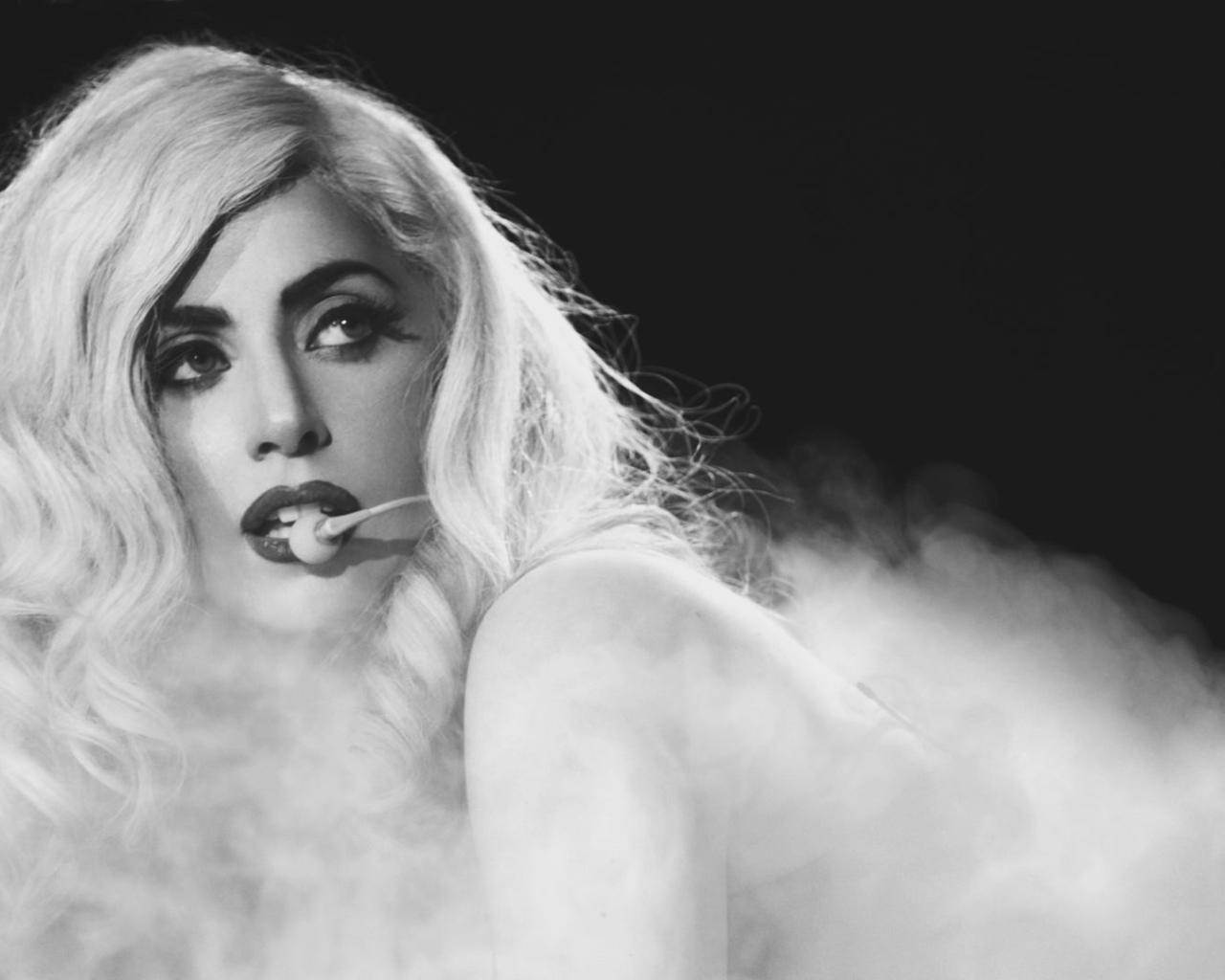 Певица Леди Гага выступает