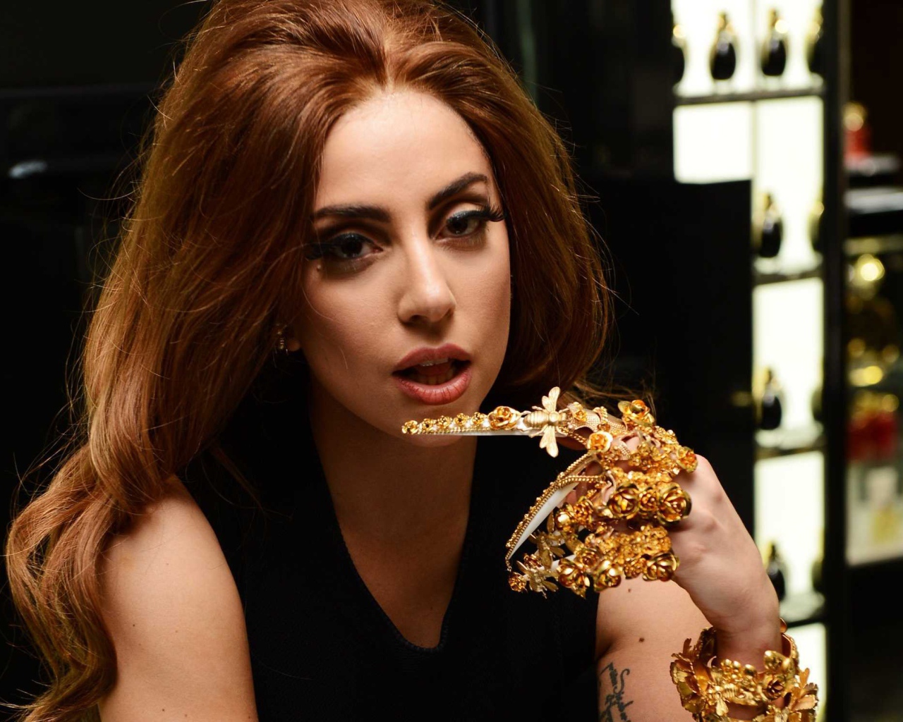 Певица Леди Гага с коричневыми волосами