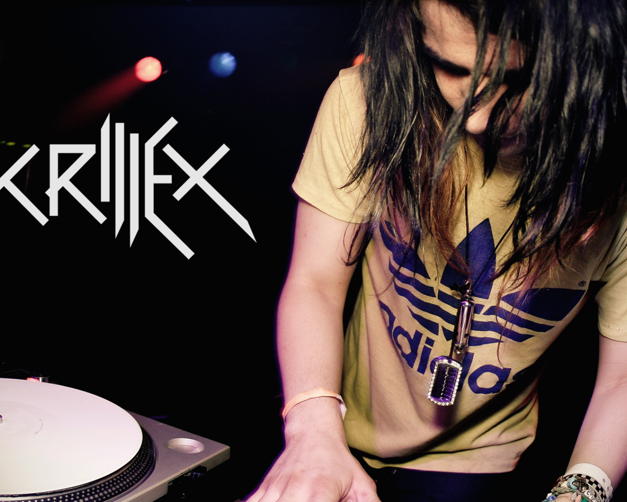 Skrillex в Adidas желтой футболке
