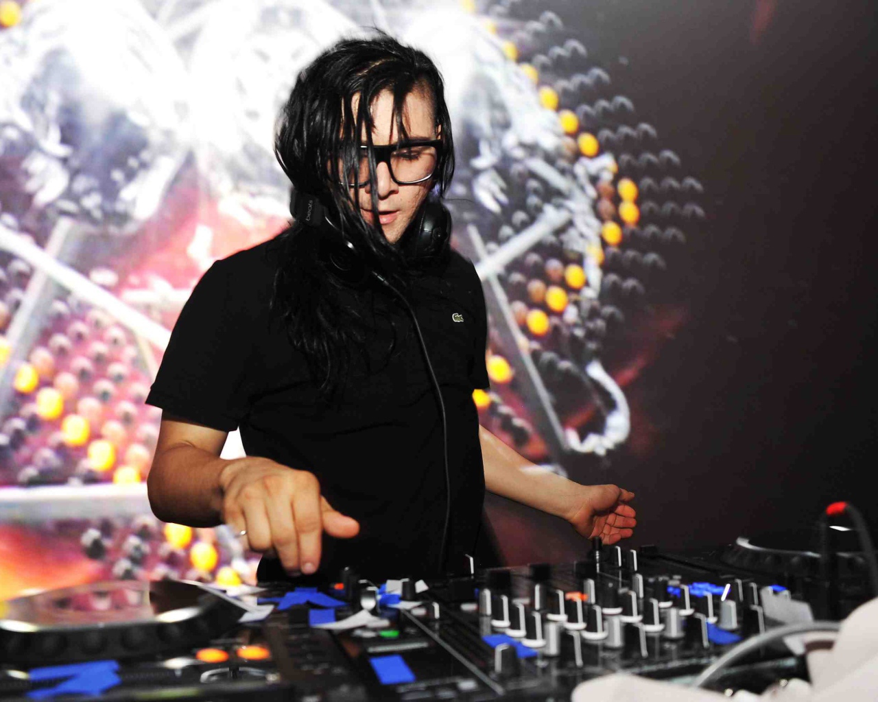 Skrillex играет новые треки