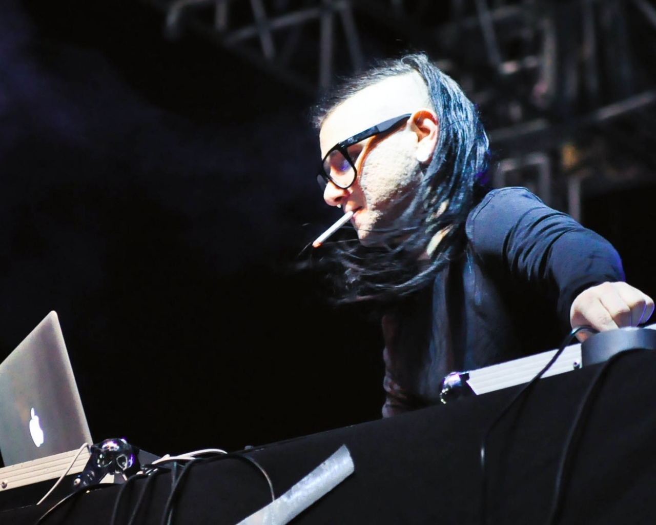 Skrillex курит сигарету во время выступления