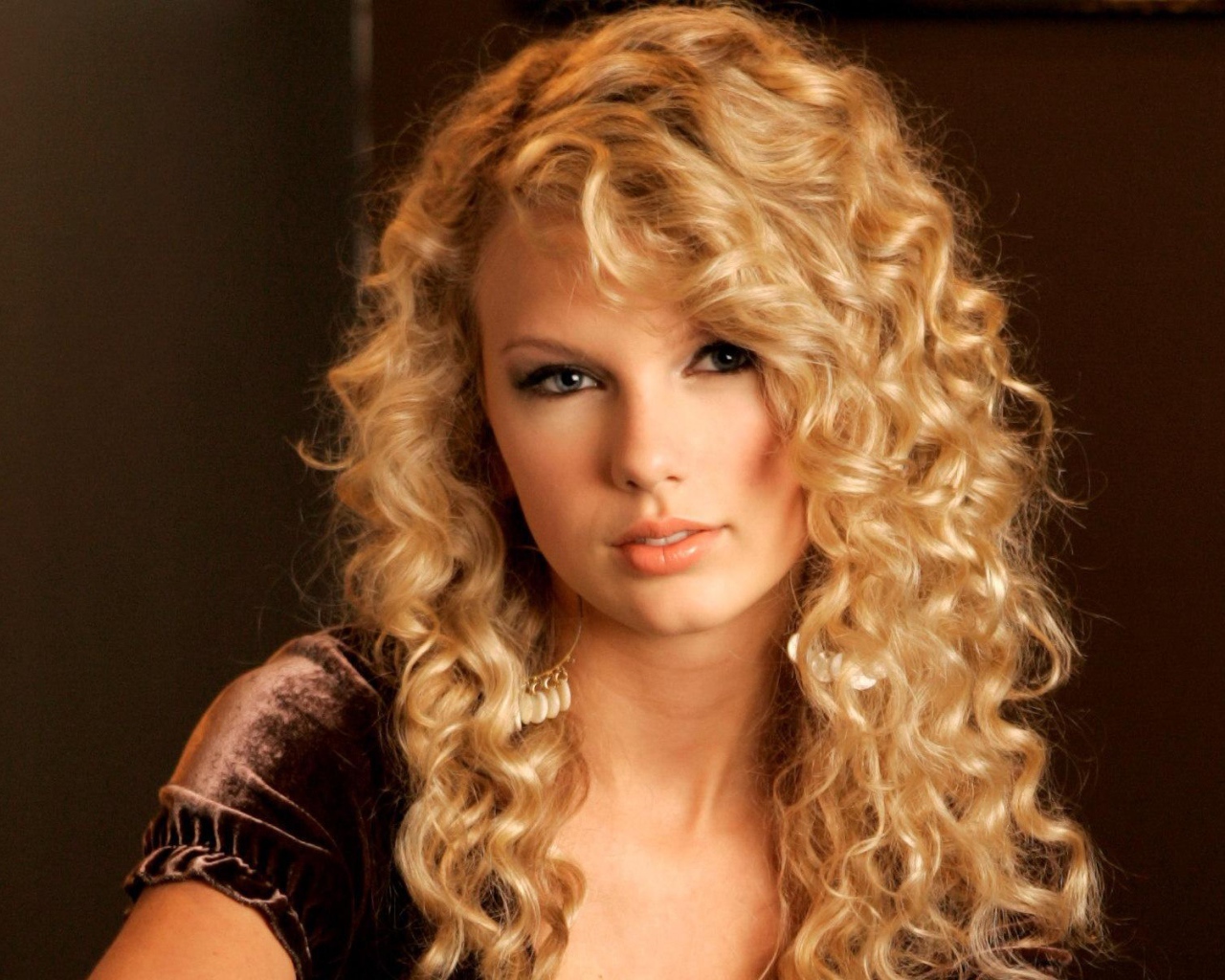 Taylor Swift вьющиеся волосы