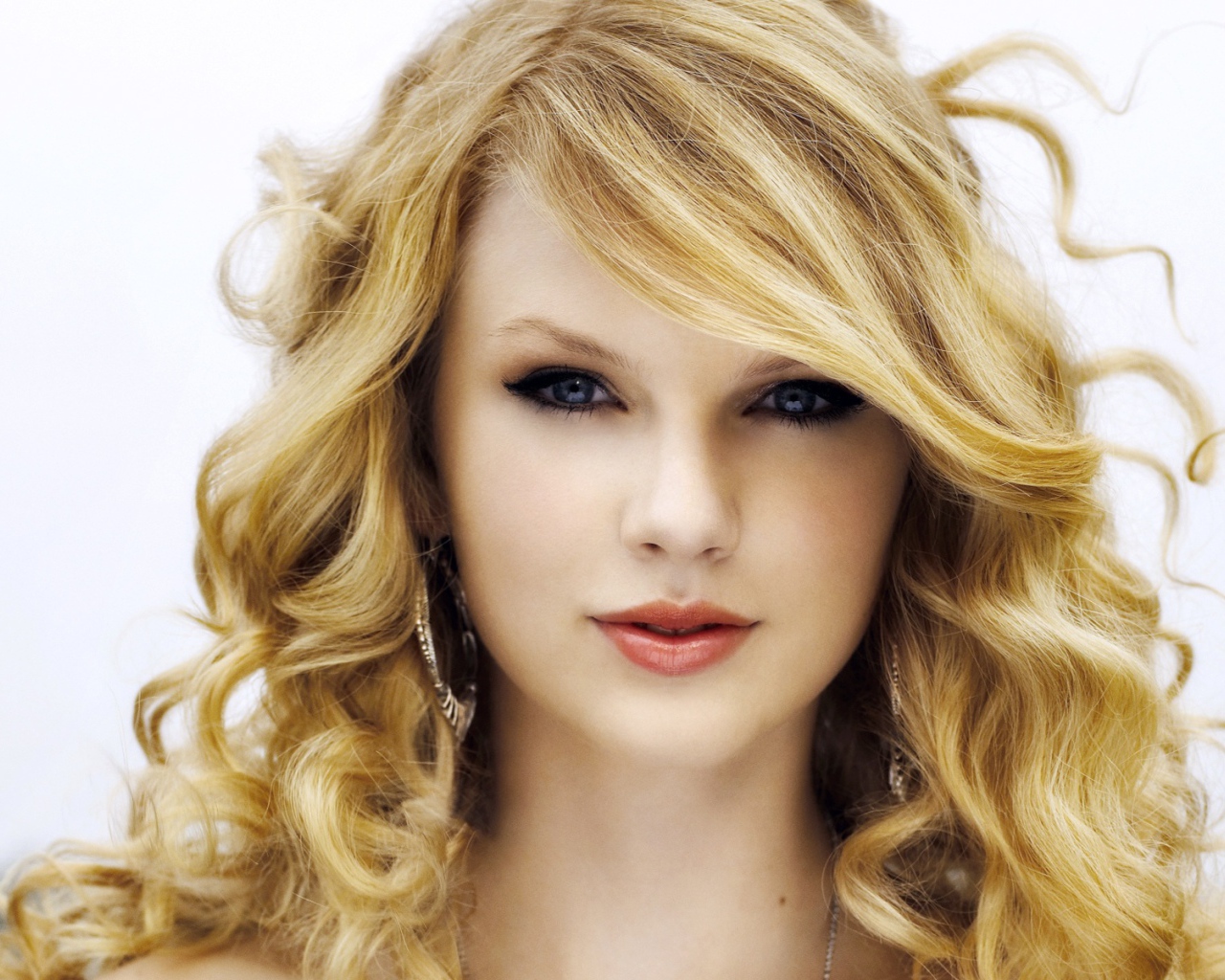 Taylor Swift милой улыбкой