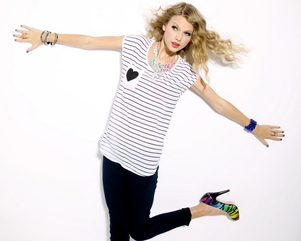 Taylor Swift в майке с сердечком