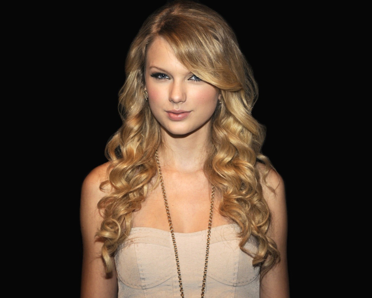 Taylor Swift в черном фоне