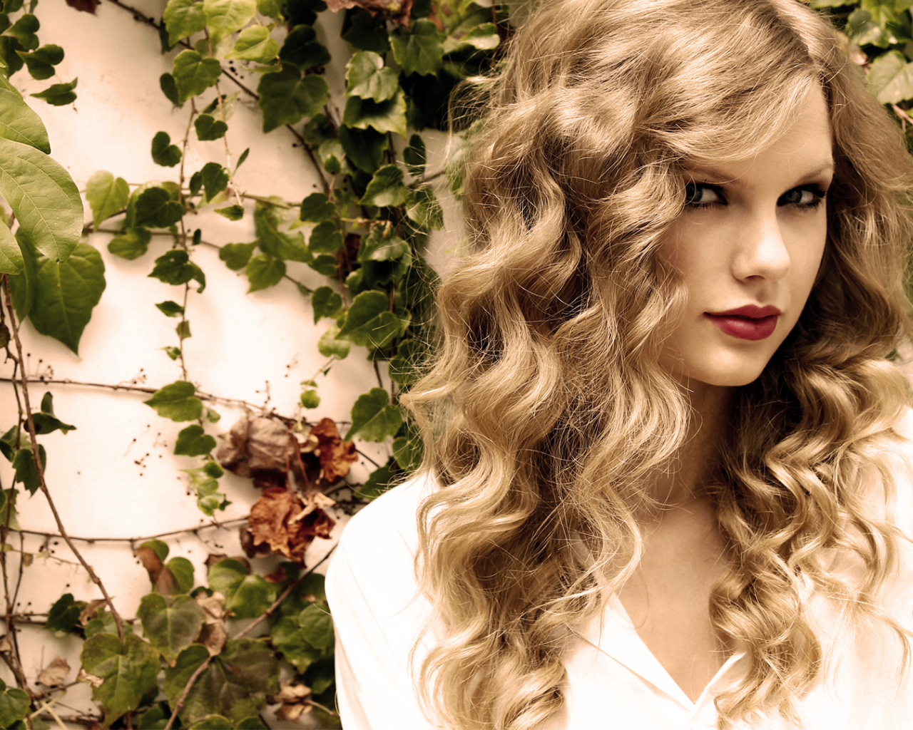 Taylor Swift в саду