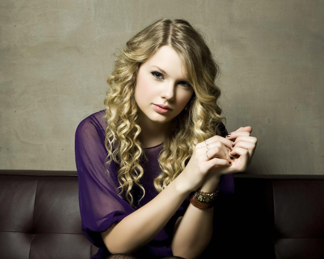 Taylor Swift в фиолетовой рубашке