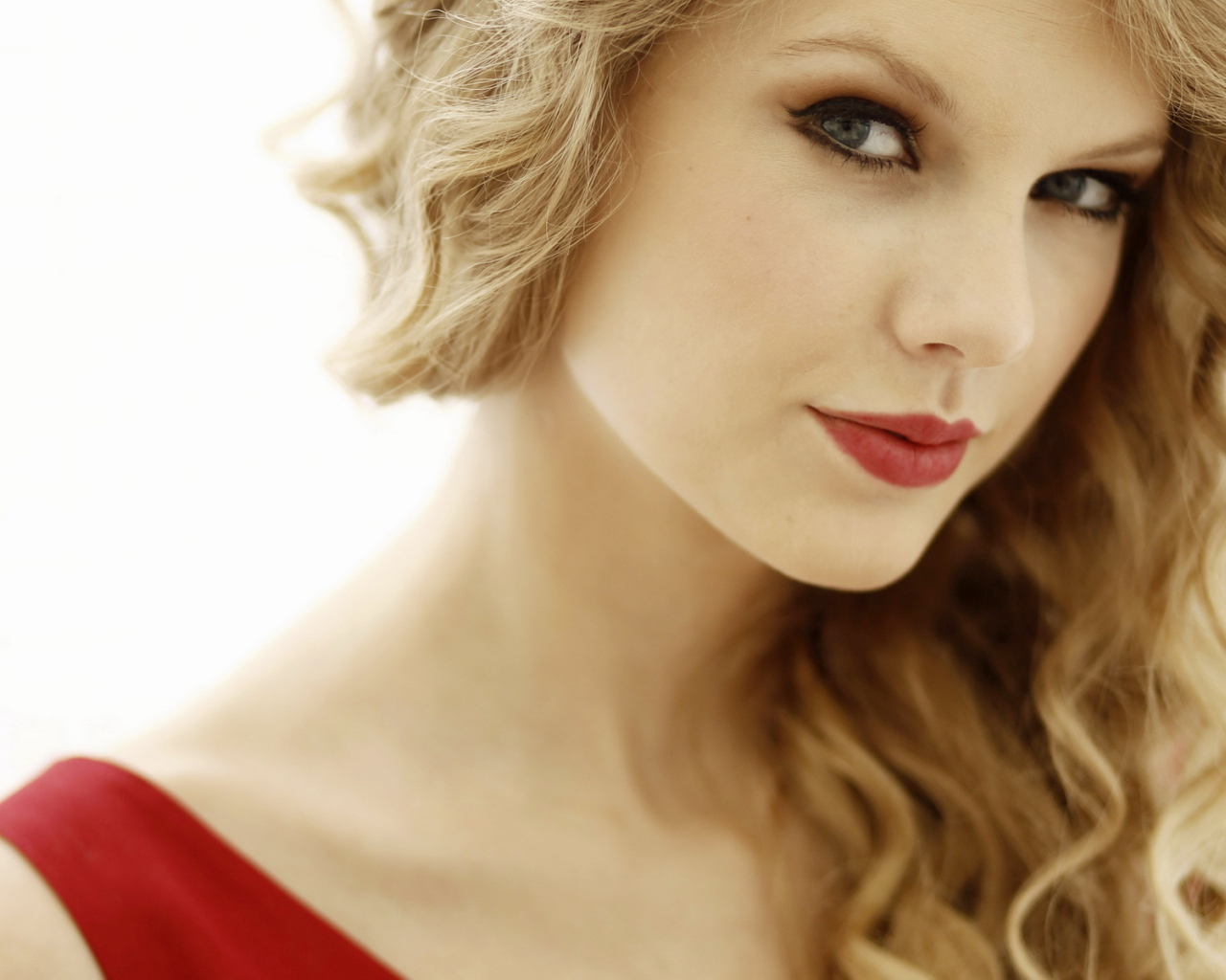 Taylor Swift в красном платье