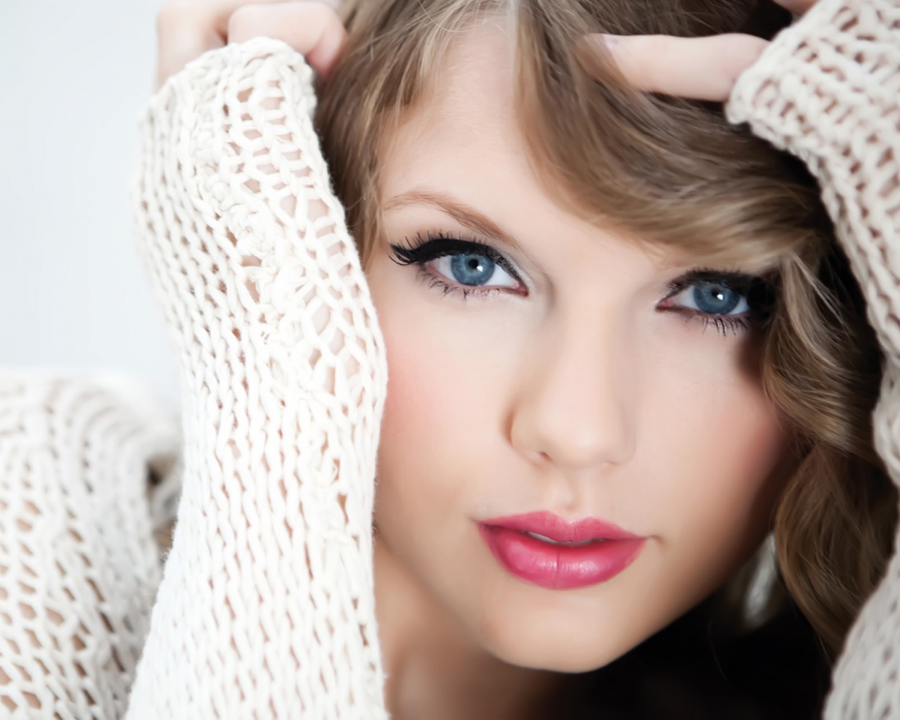 Taylor Swift в свитере