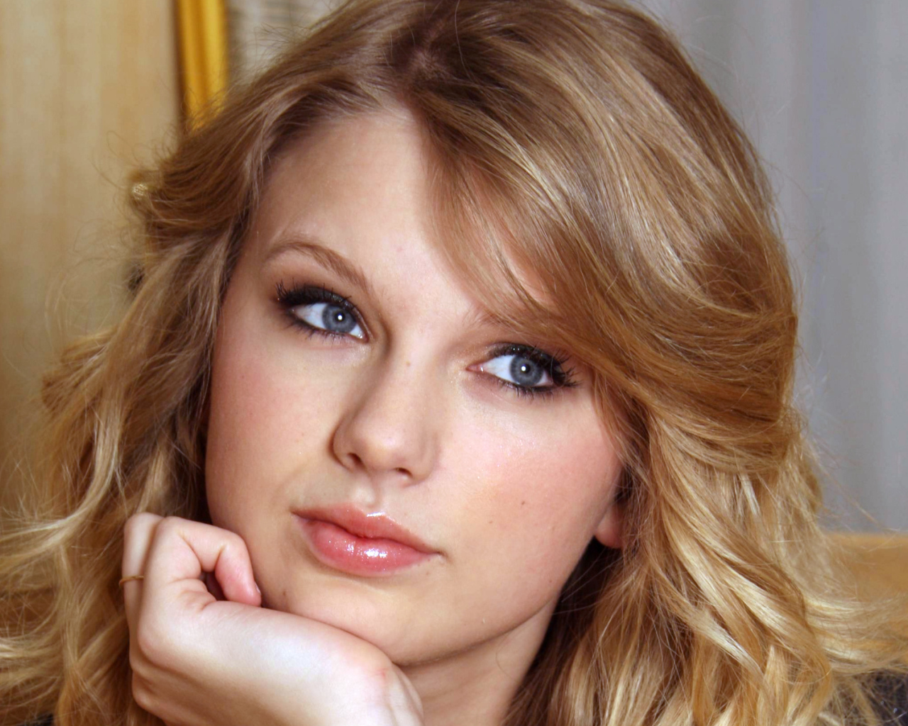 Taylor Swift думает