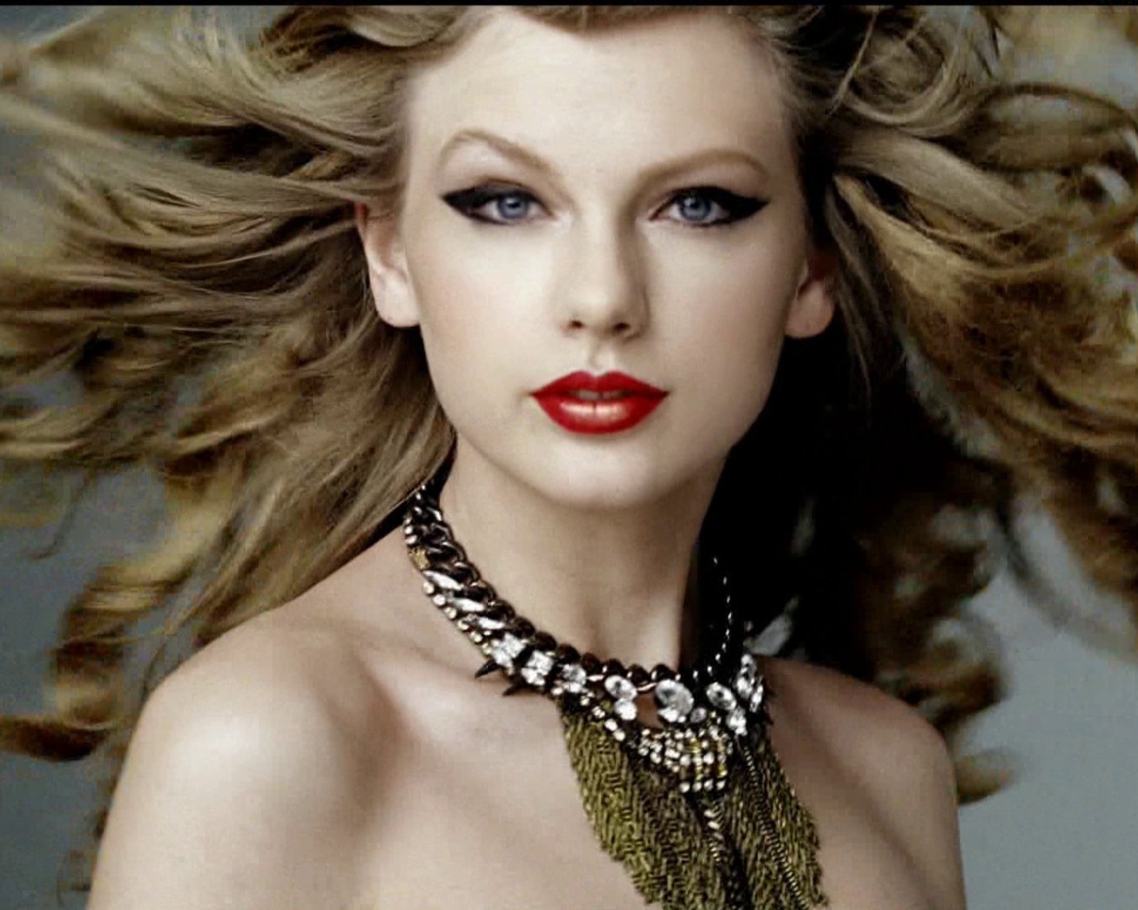 Taylor Swift выглядит как Клеопатра