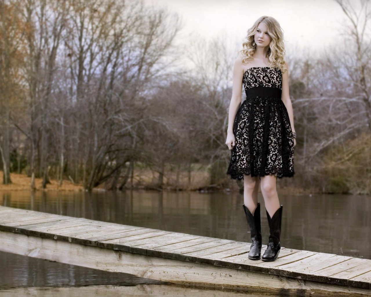 Taylor Swift на мосту