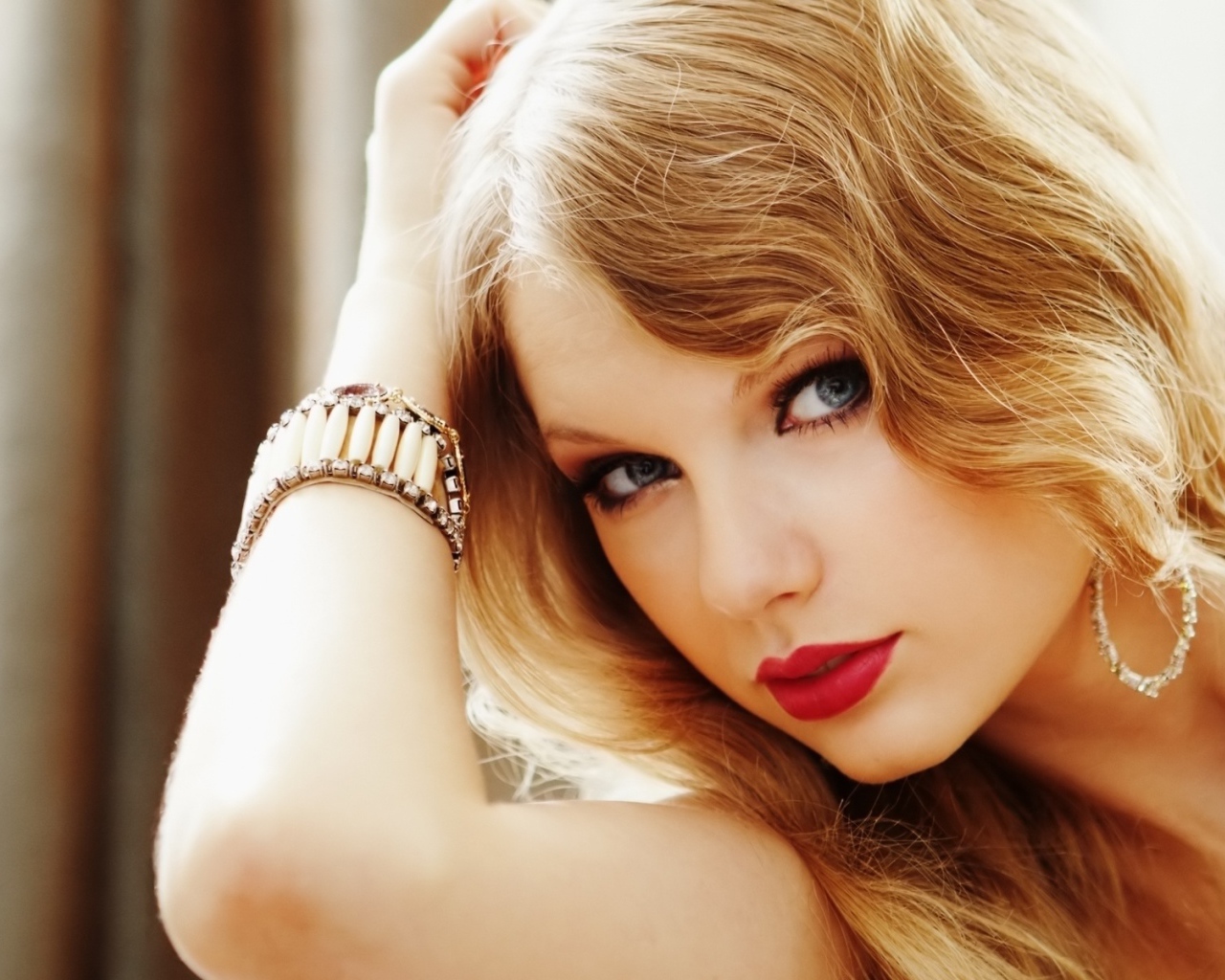 Taylor Swift красные губы