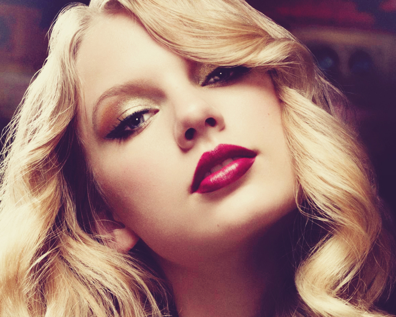 Taylor Swift красная помада