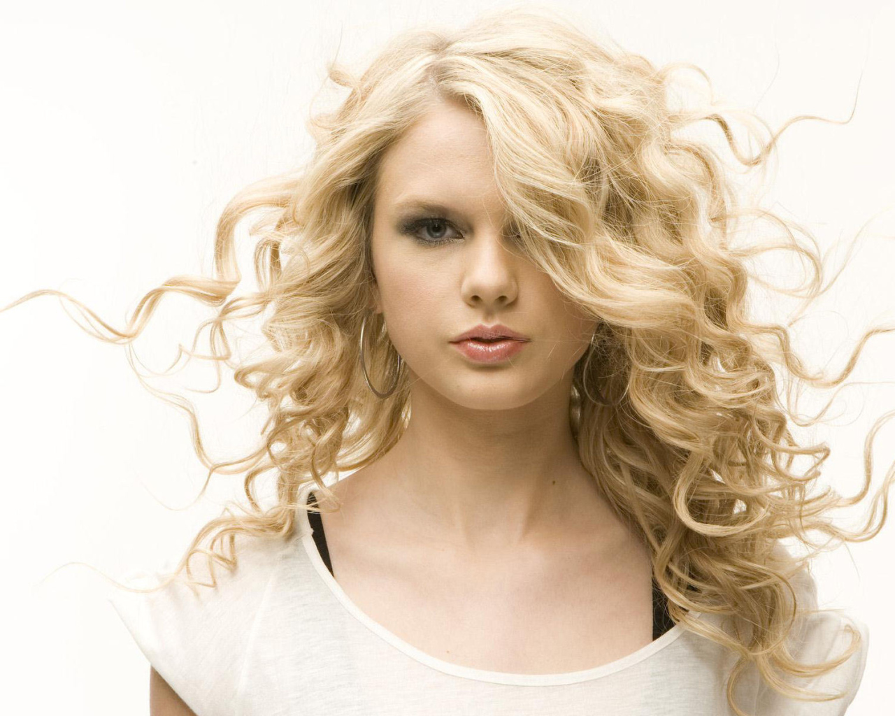Taylor Swift под действием ветра
