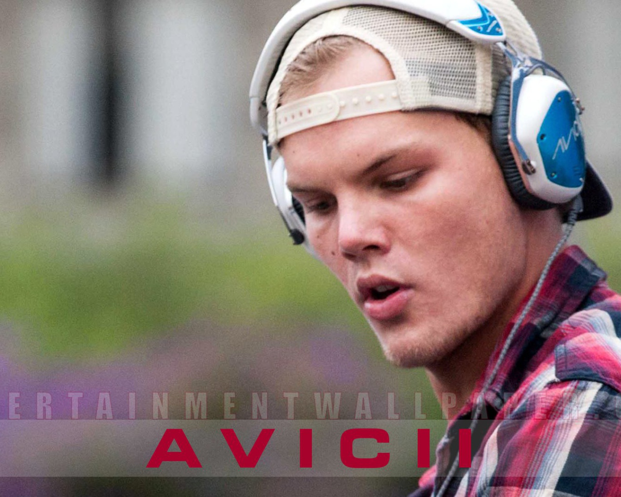 Avicii в наушниках