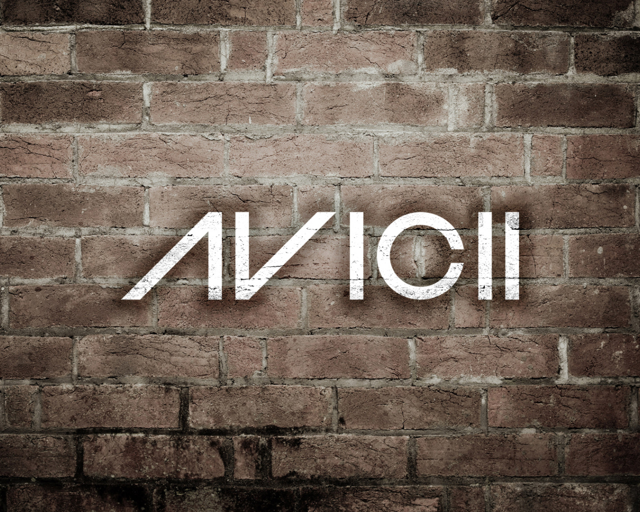 Avicii на фоне кирпичей