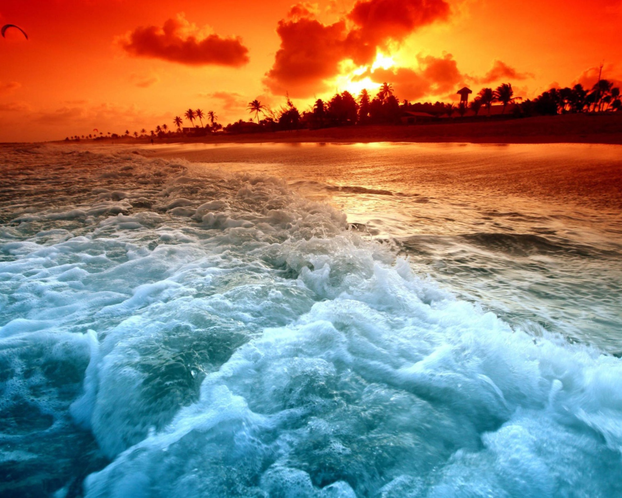 Пляж на закате в тропиках