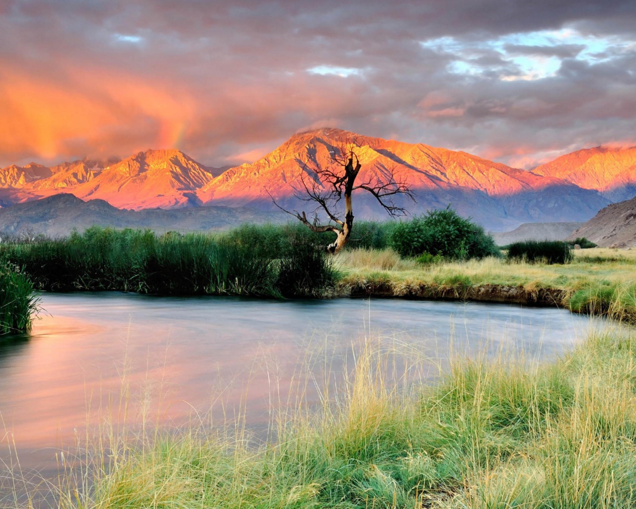 Горы и река на закате