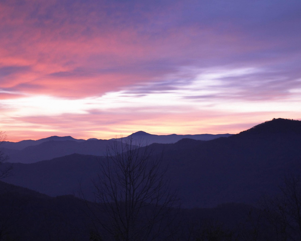 Горы на пурпурном закате
