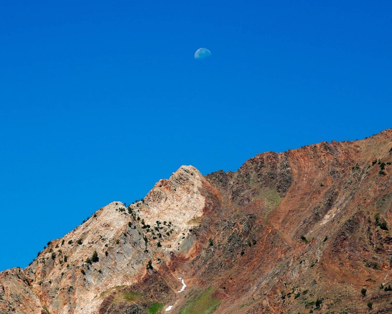 Луна над горами