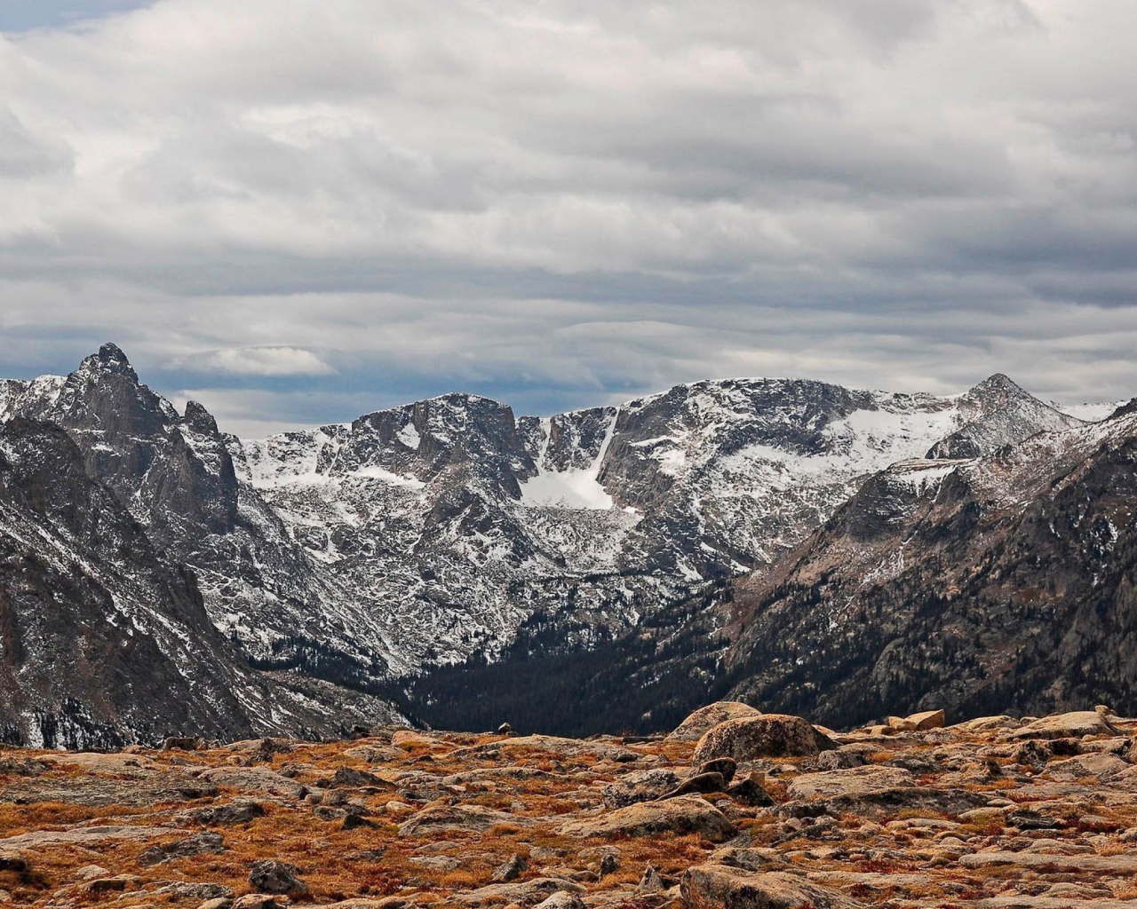 Вид на заснеженные горы