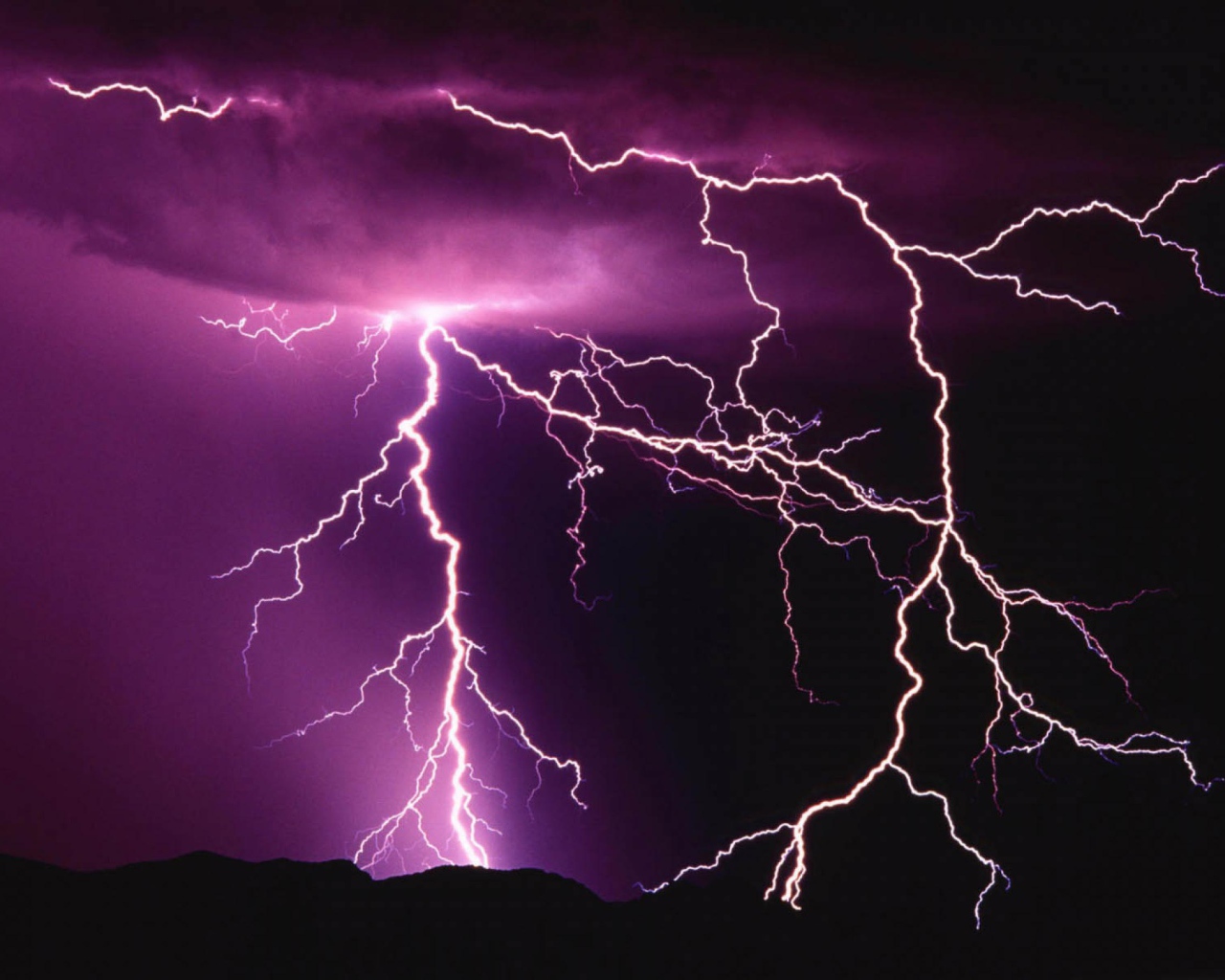 Молнии в небе