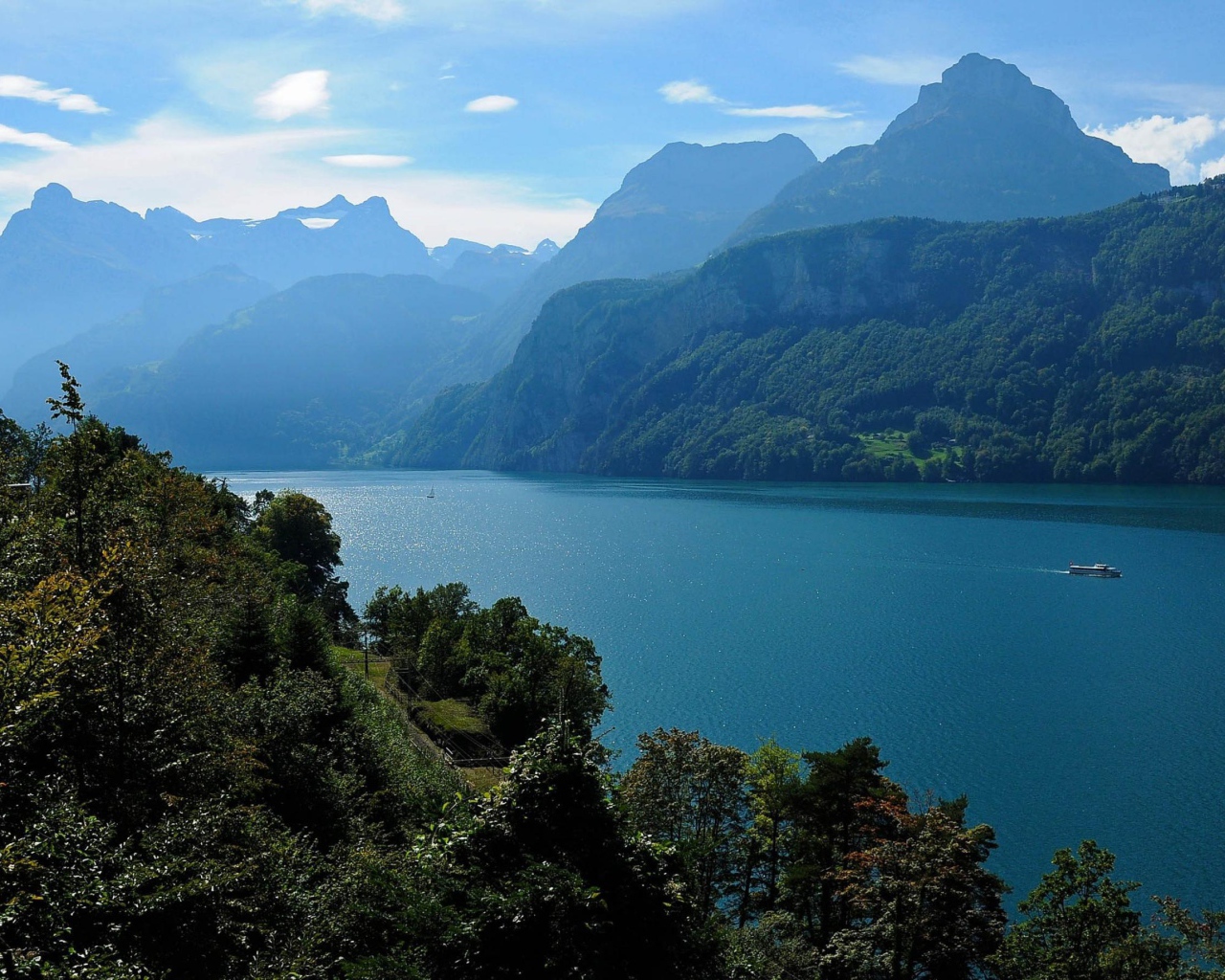 Большая река среди гор