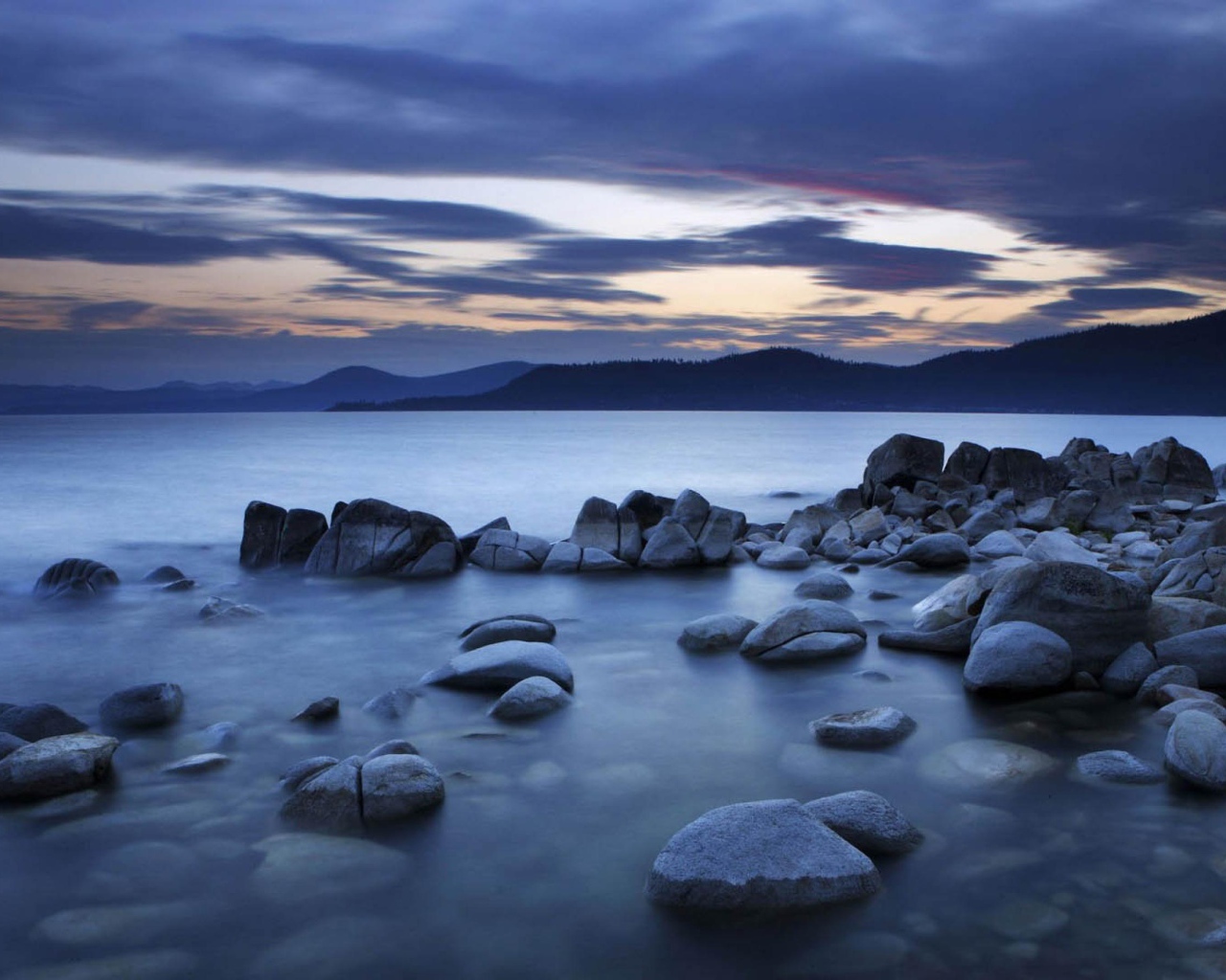 Сумерки на озере