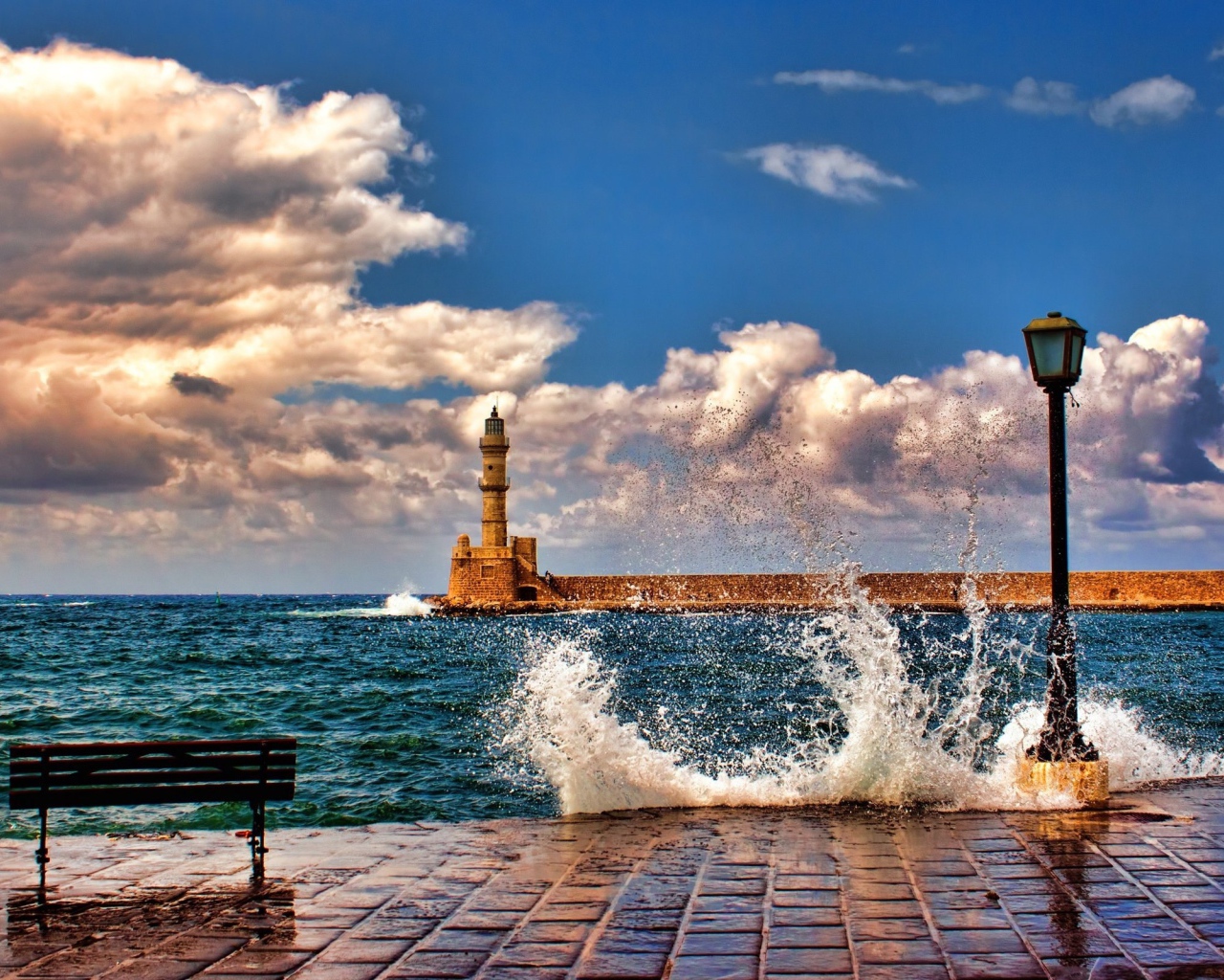 Волны и маяк