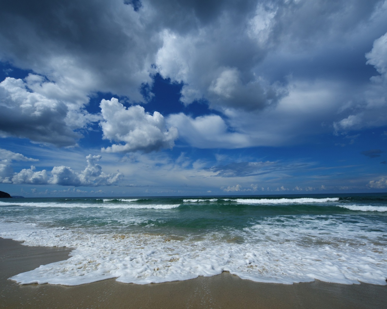 Пляж и облака