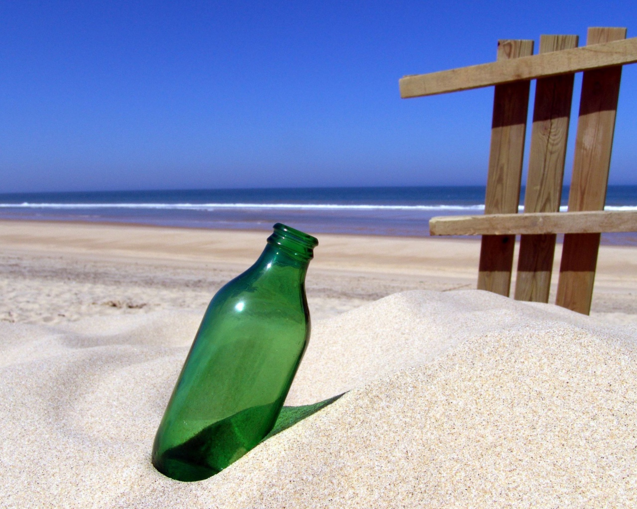 Бутылка в песке