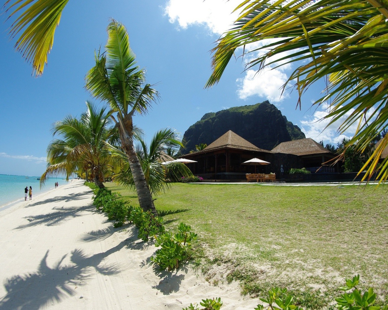 Отдых на пляже у моря