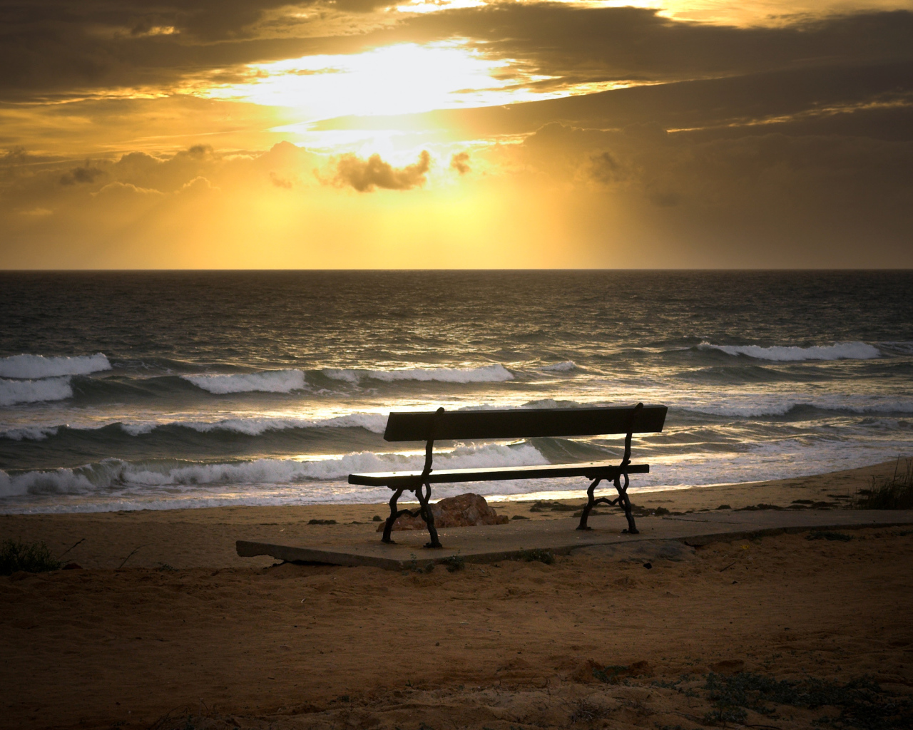 Лавочка на пляже