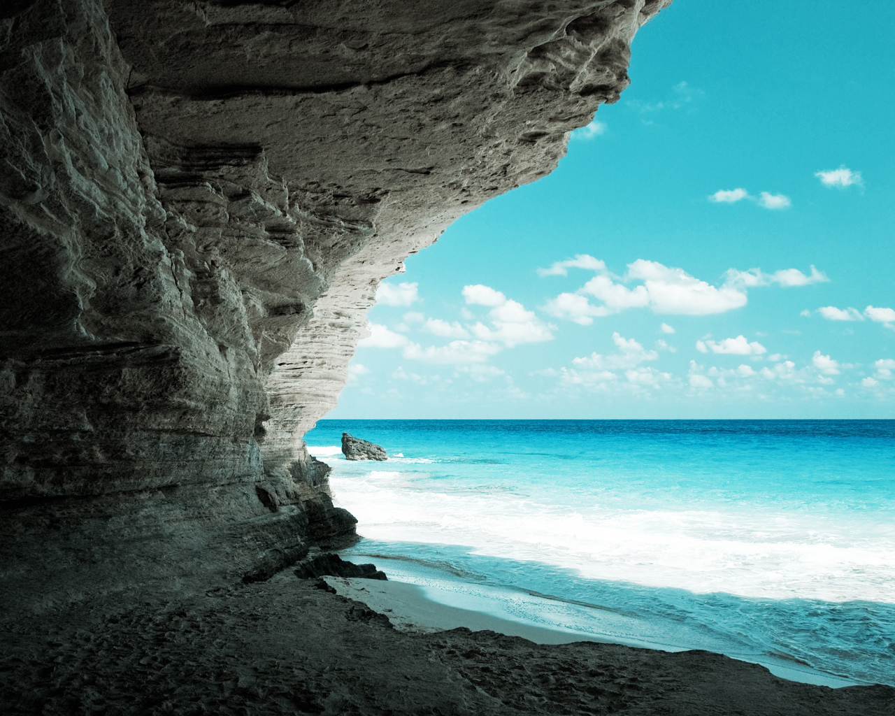 Каменный обрыв на пляже