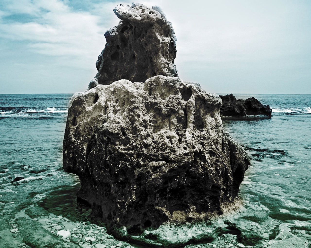 Камень в море