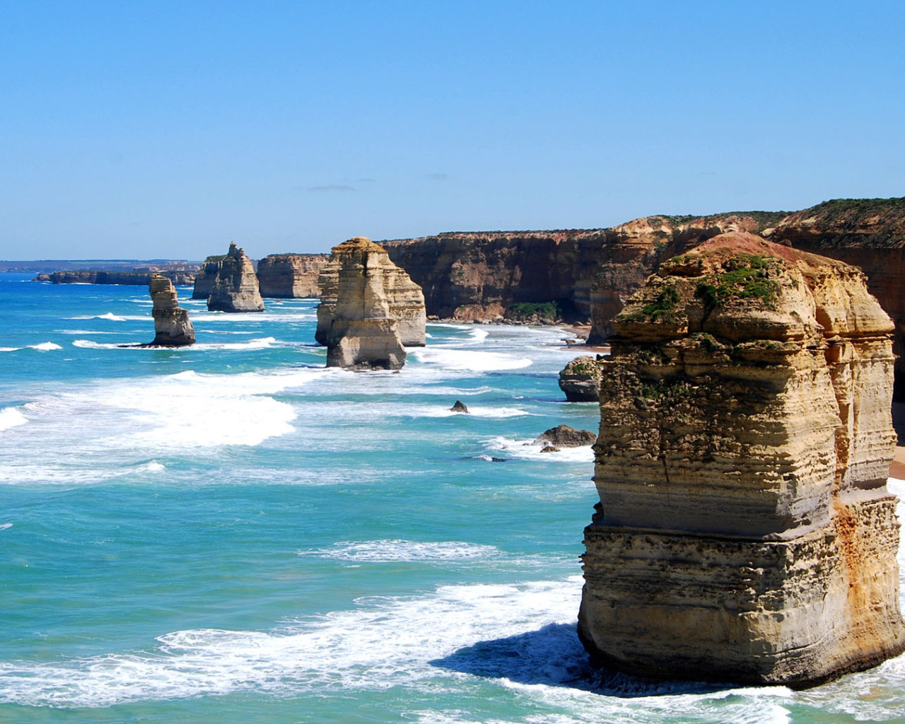 Каменные столбы на пляже Австралии