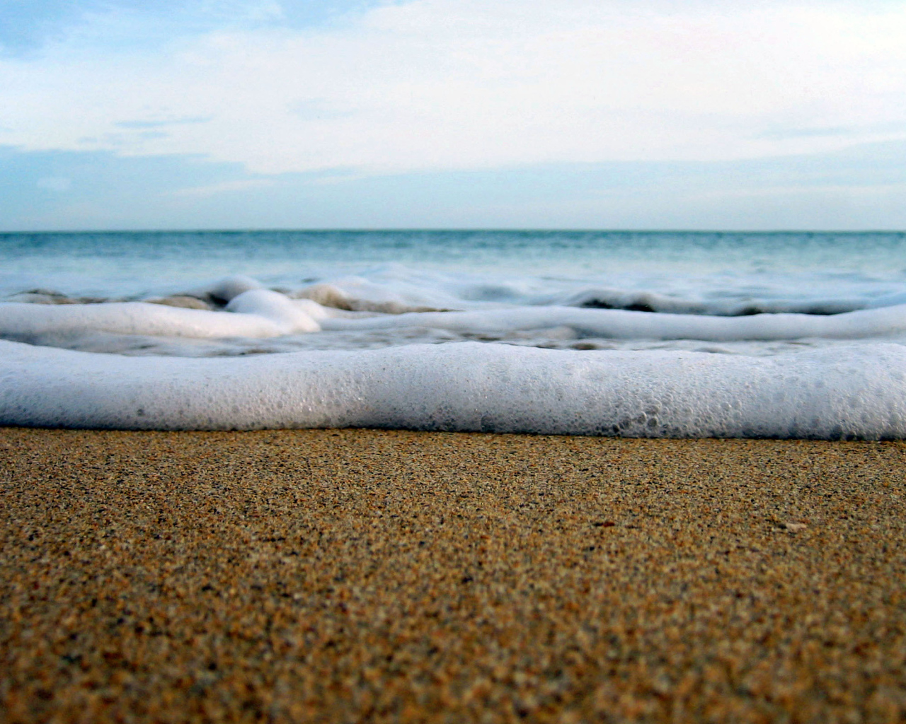 Пена волн на пляже