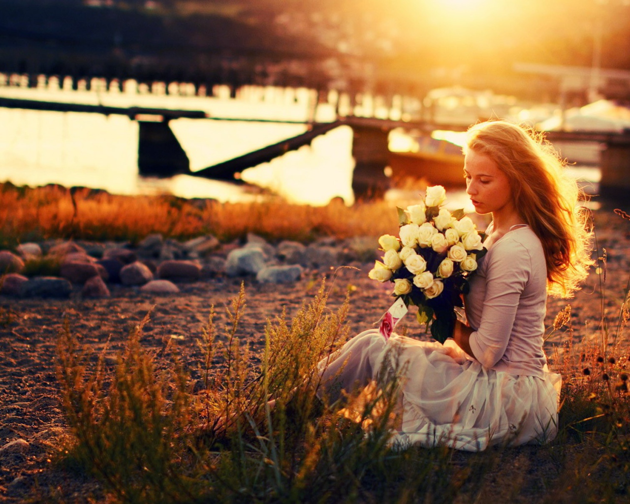 Девушка на природе с букетом роз