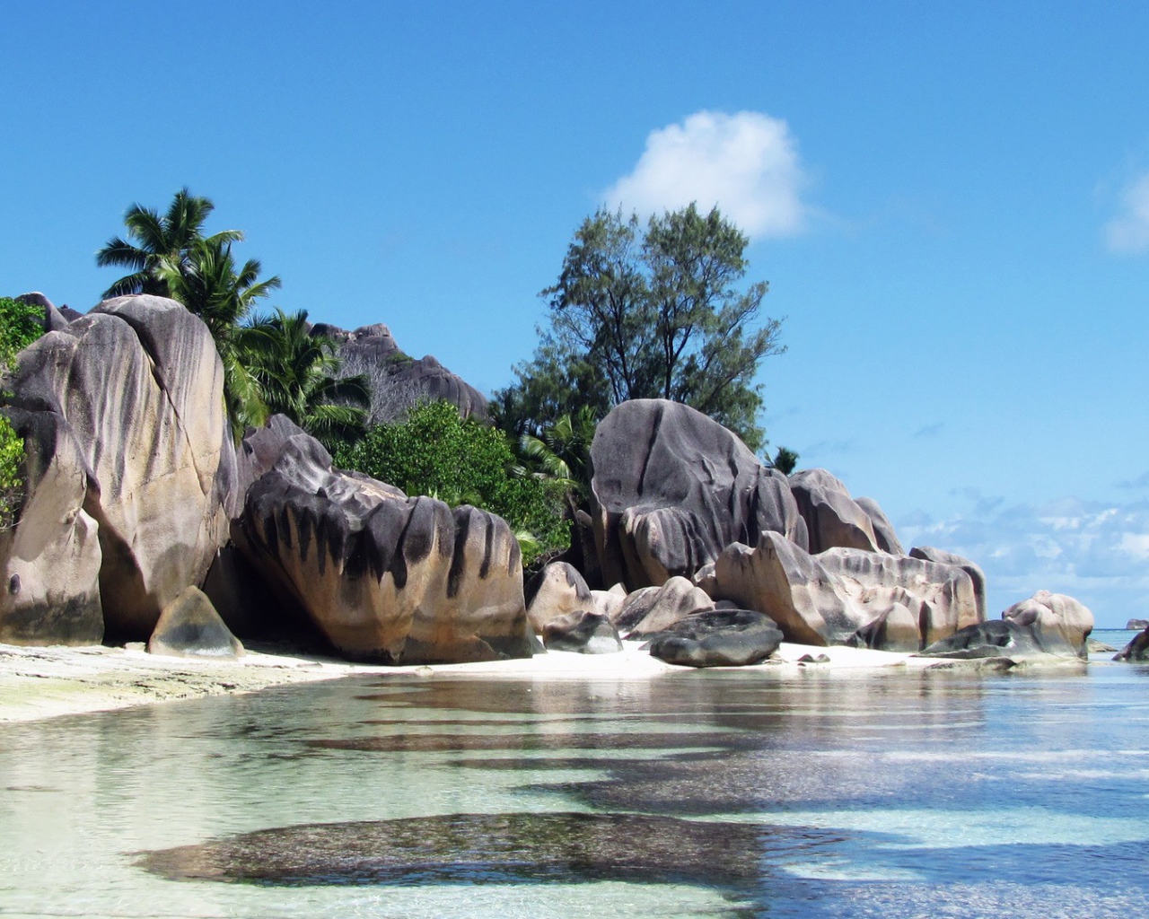 Причудливые формы камней на берегу